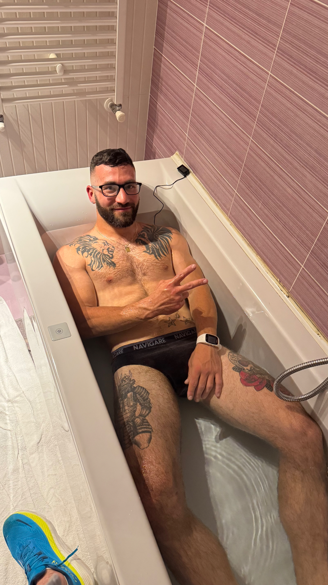 Atleta in vasca durante il recupero post-taglio del peso