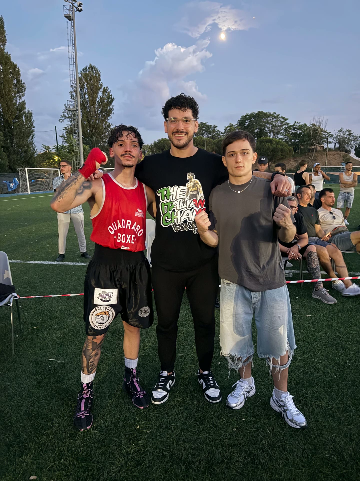 Federico Angotti con i suoi atleti durante una gara di boxe all'aperto