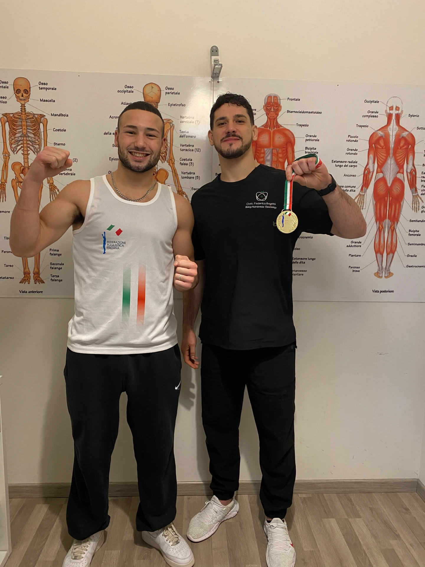 Federico Angotti con un atleta della Federazione Pugilistica Italiana e la medaglia vinta