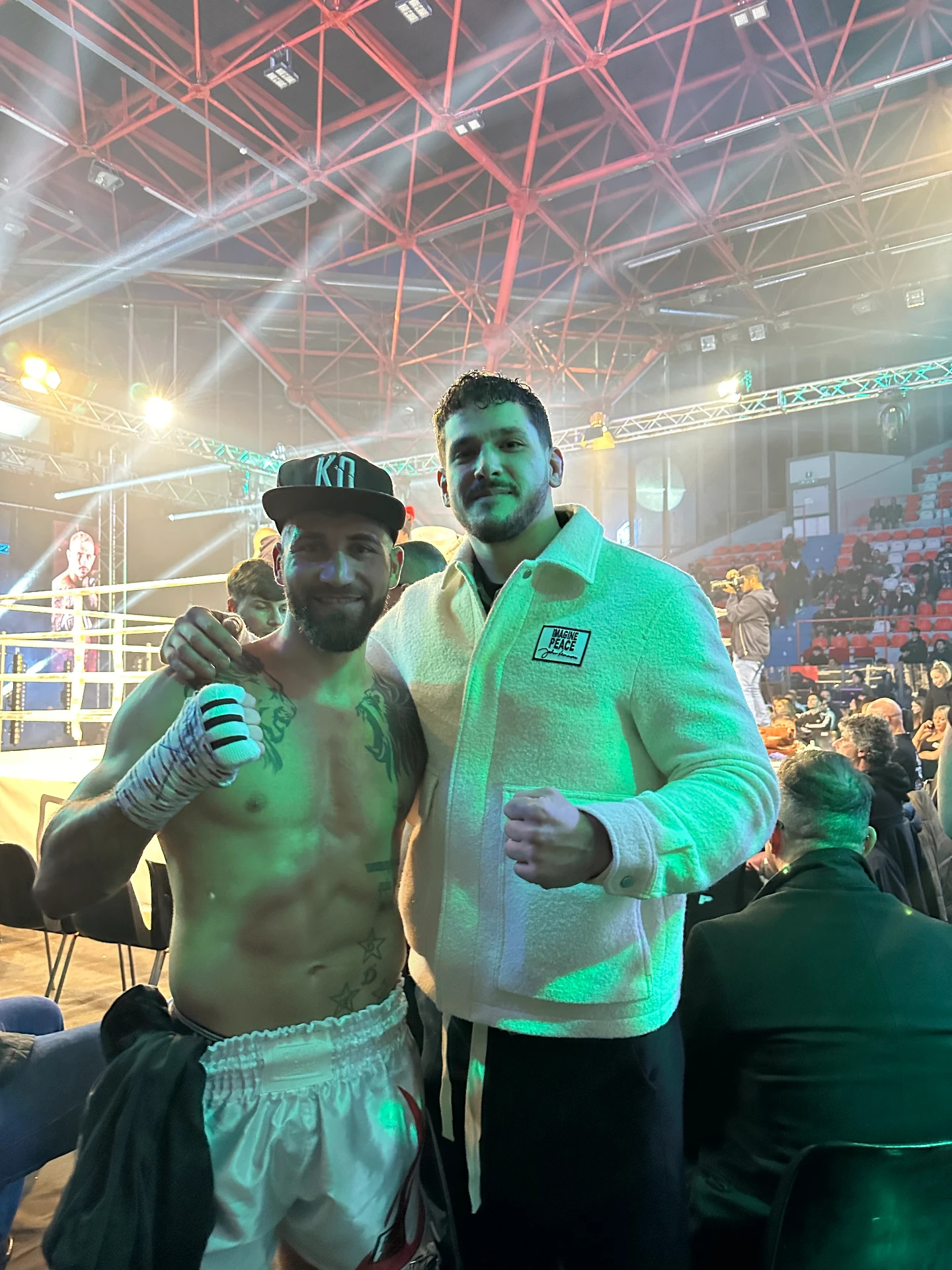 Federico Angotti con un atleta pugile a bordo ring dopo la gara