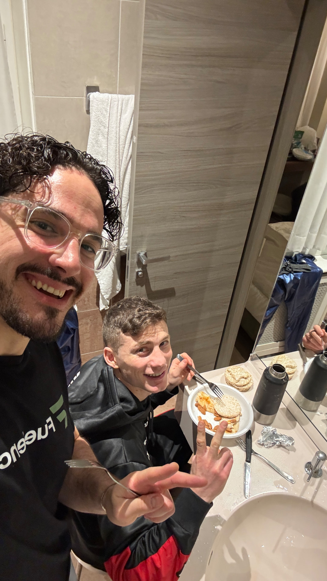 Federico Angotti con un atleta durante il recupero dopo il taglio del peso