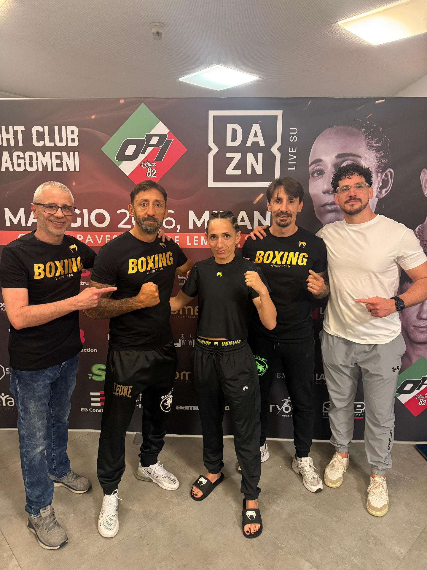 Federico Angotti con atleta e team durante una serata di combattimento