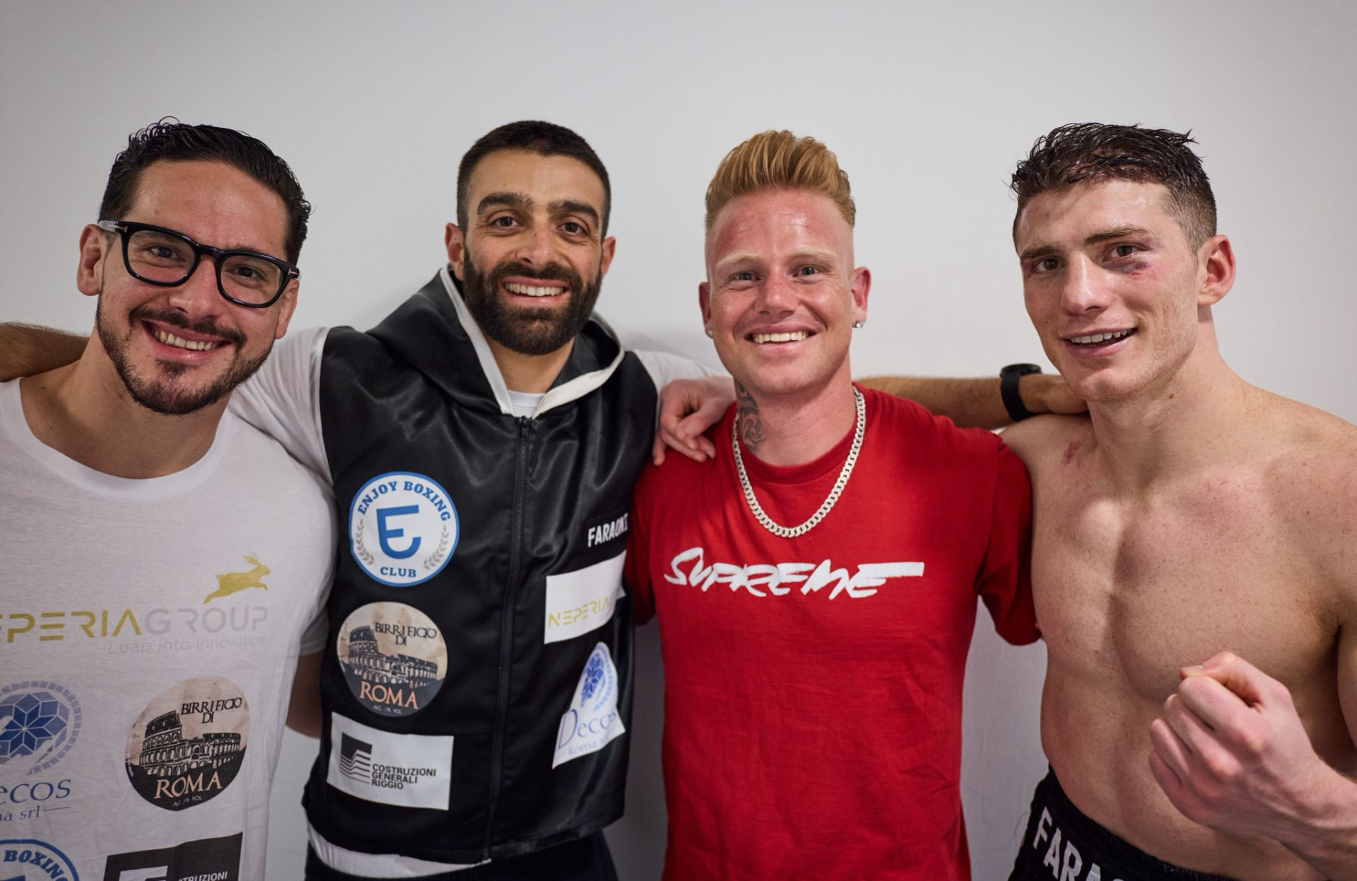 Federico Angotti con i suoi atleti nel backstage della competizione