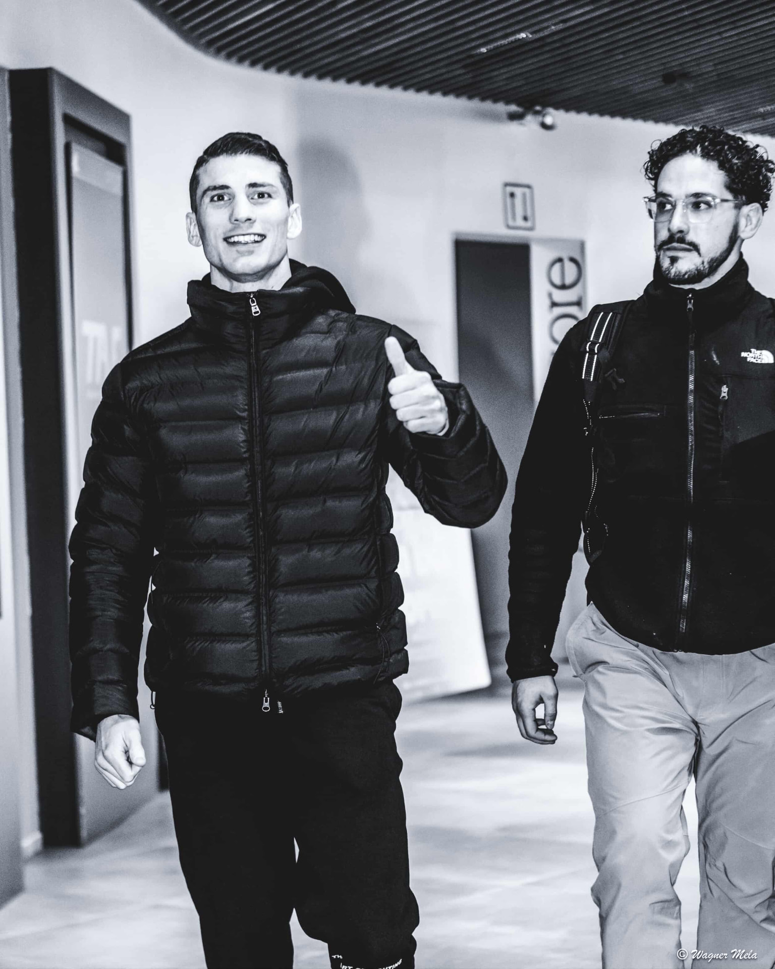 Federico Angotti con un atleta nel backstage della competizione