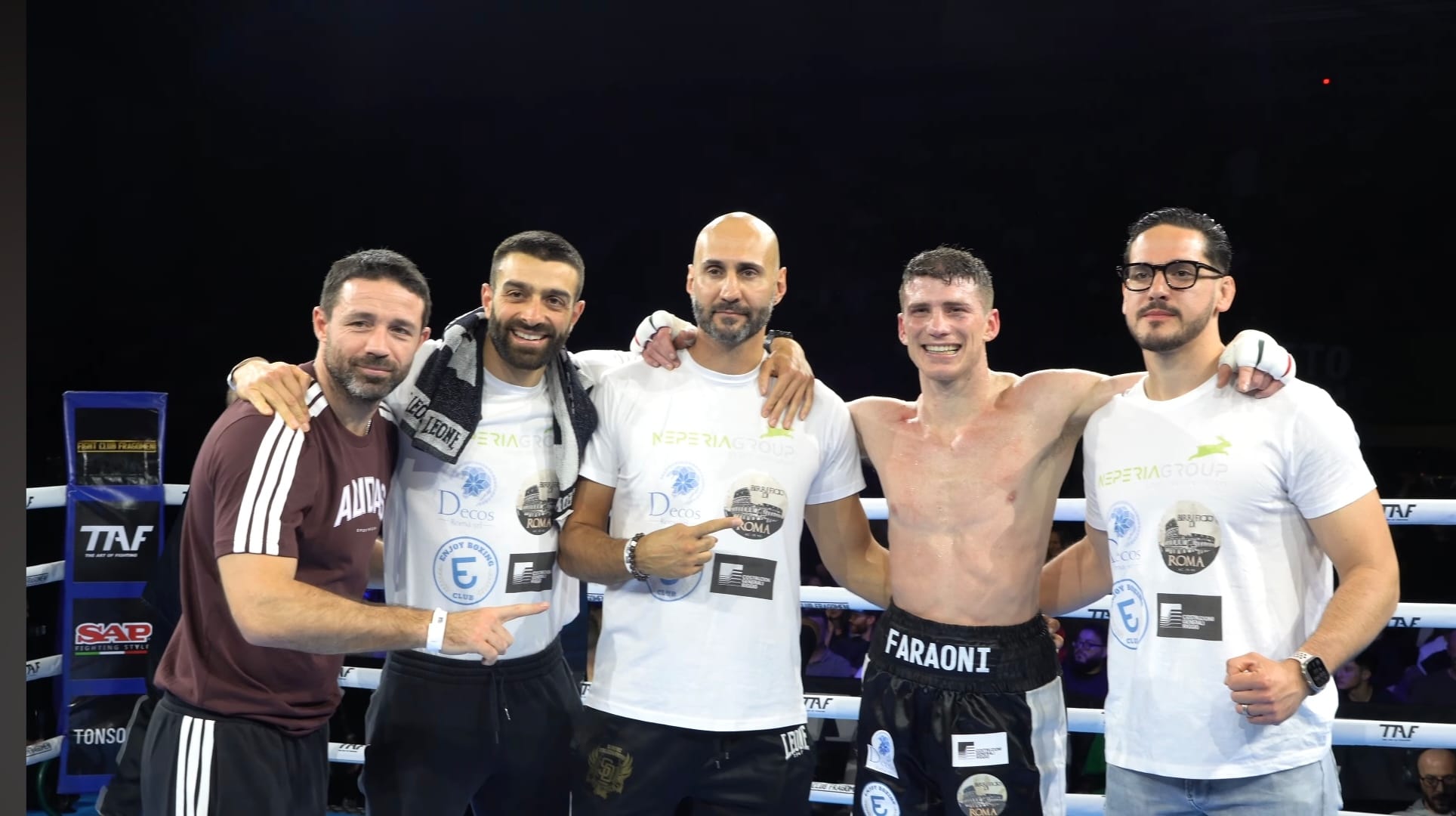 Federico Angotti con il team e l'atleta sul ring dopo la vittoria