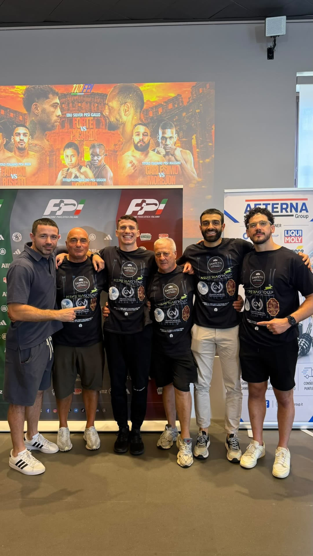 Federico Angotti con il team durante un evento di boxe FPI
