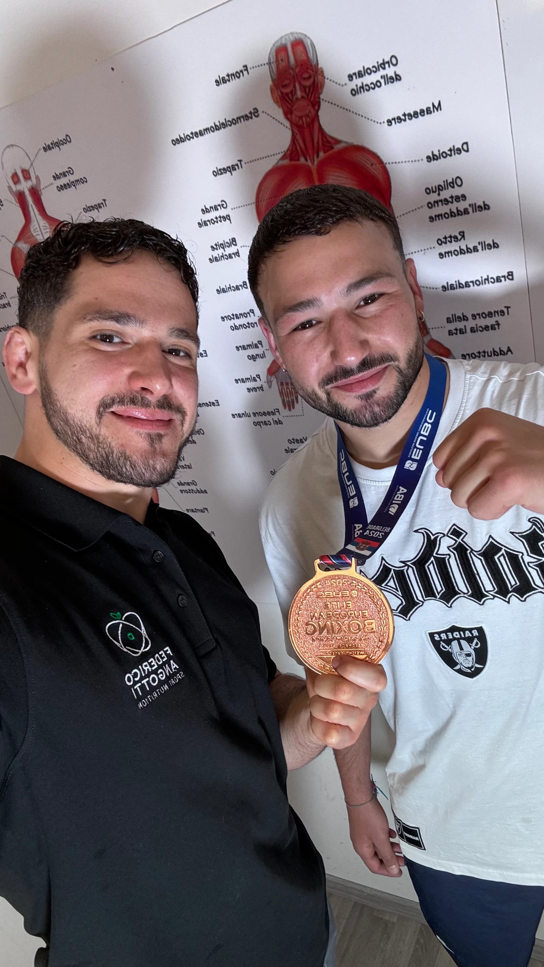 Federico Angotti con un atleta che mostra la medaglia di bronzo europeo EUBC