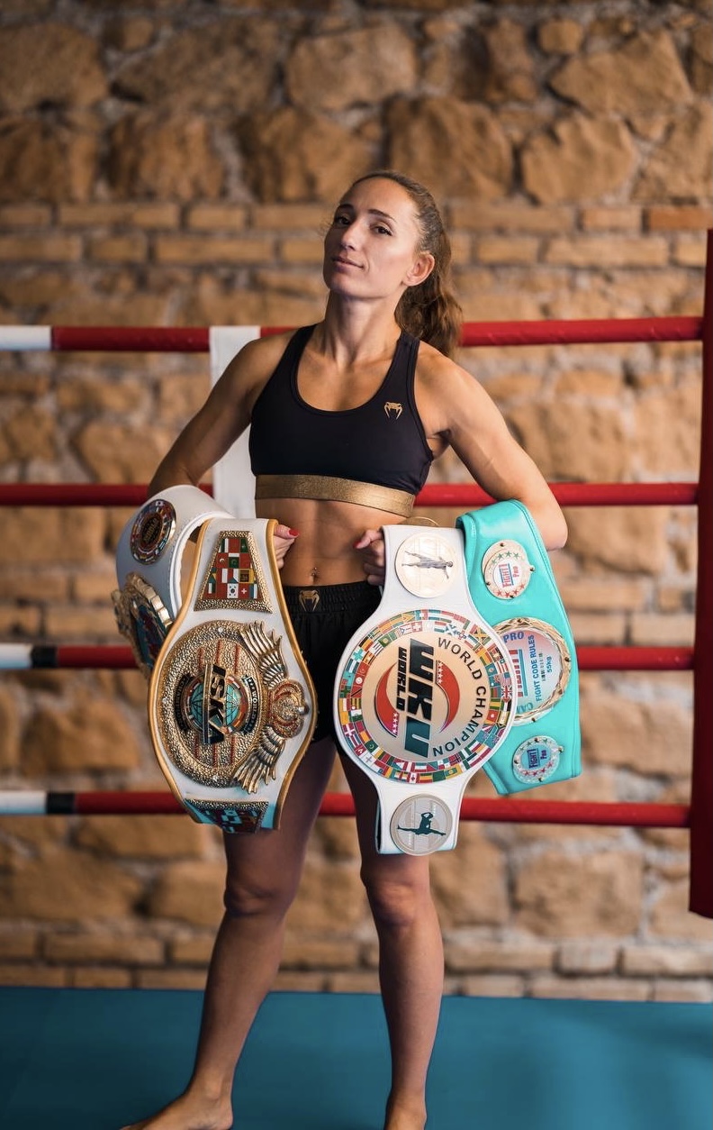 Atleta professionista di sport da combattimento con le cinture di campionato