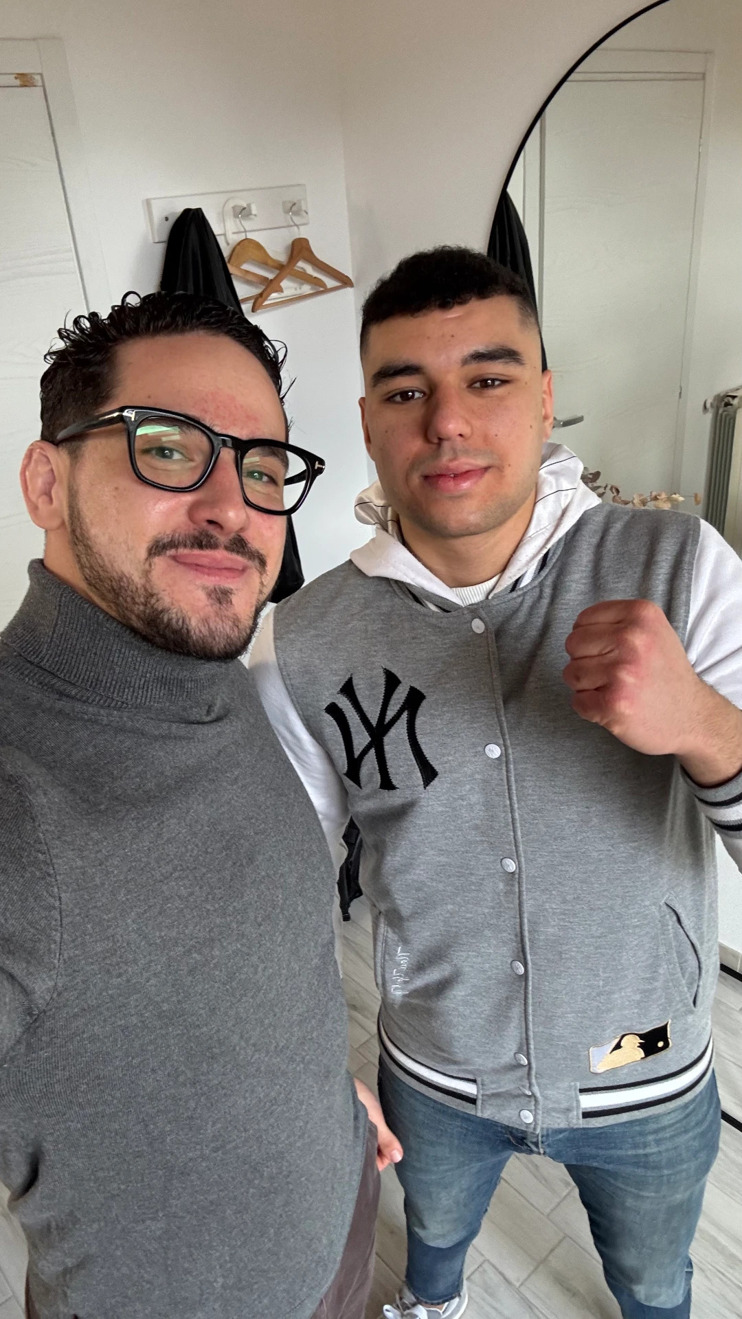 Federico Angotti con un giovane atleta emergente